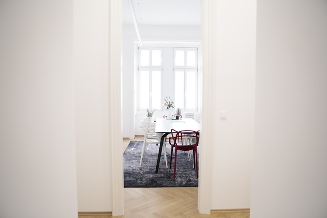 Besprechungszimmer durch Türstock fotografiert